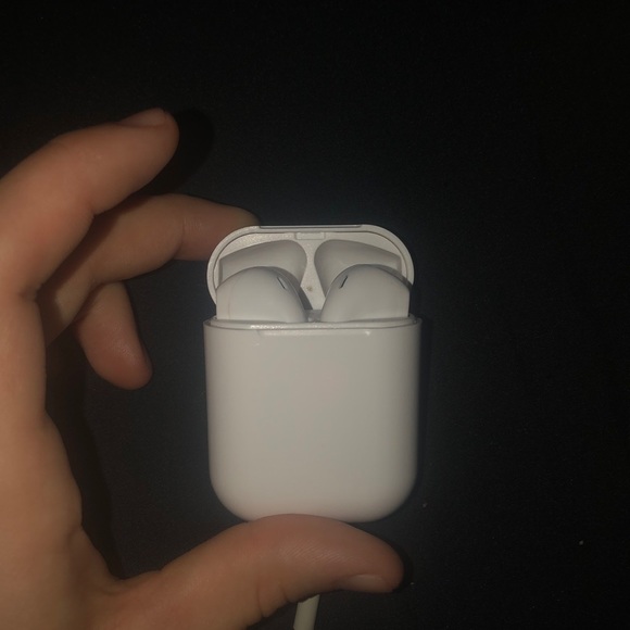 airpods - Picture 3 of 3